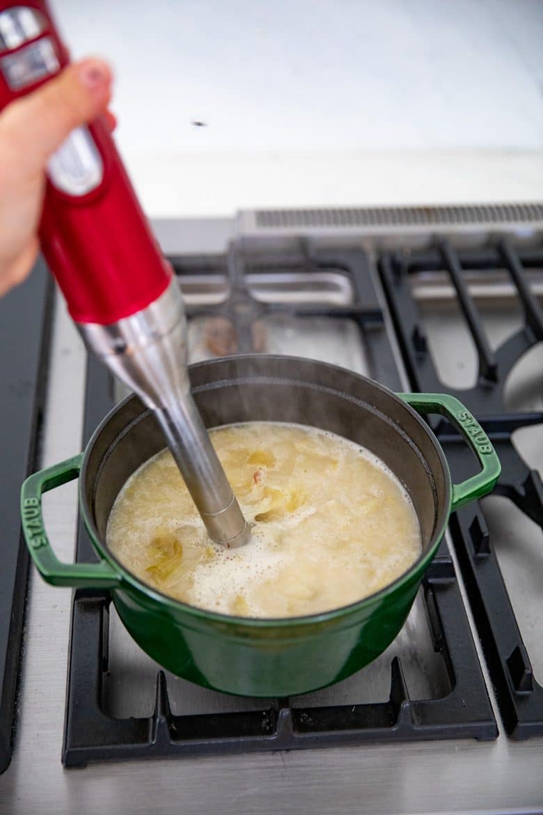 Mixer la soupe d'endives pour créer un velouté. 