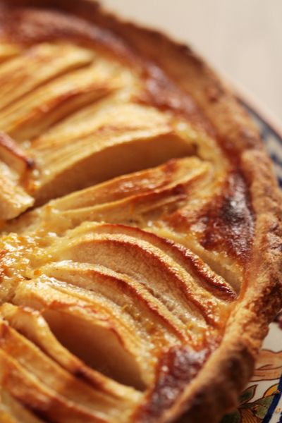 Mon adaptation de la recette alsacienne de la tarte aux pommes, avec de la crème aux oeufs et des épices.