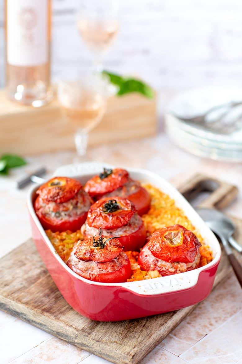 Tomates farcies avec le riz autour, la recette de grand-mère classique. 