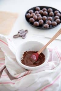 Chocolat fondu bien lisse pour enrober les energy balls.