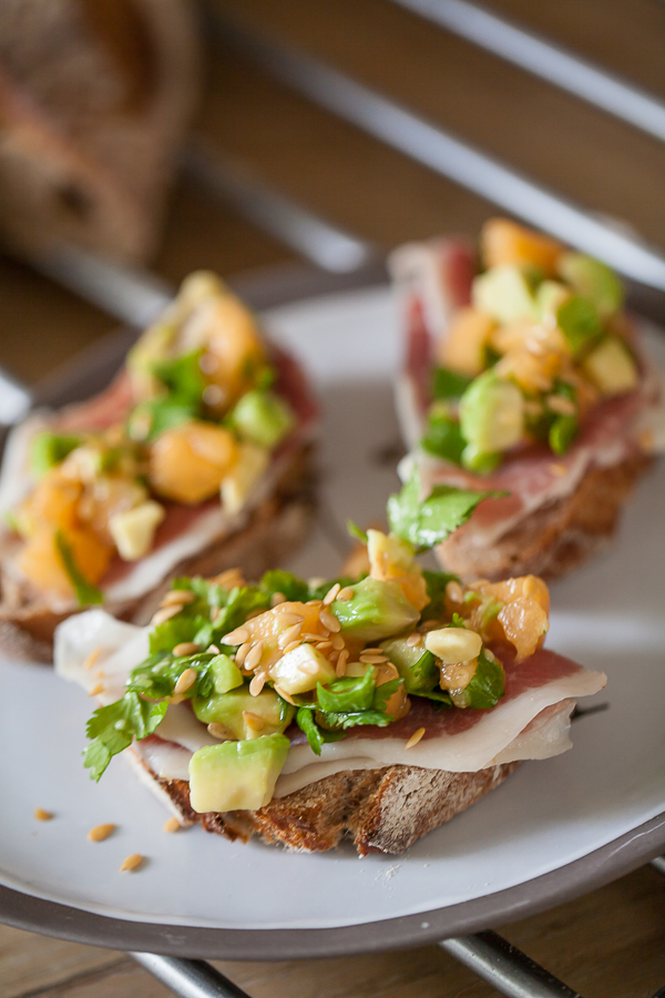 Crostini au jambon de Parme et melon, une recette italienne pour l'apéritif