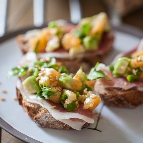 Ma recette de tartine croustillante au jambon de Parme, melon avocat pour l'apéritif