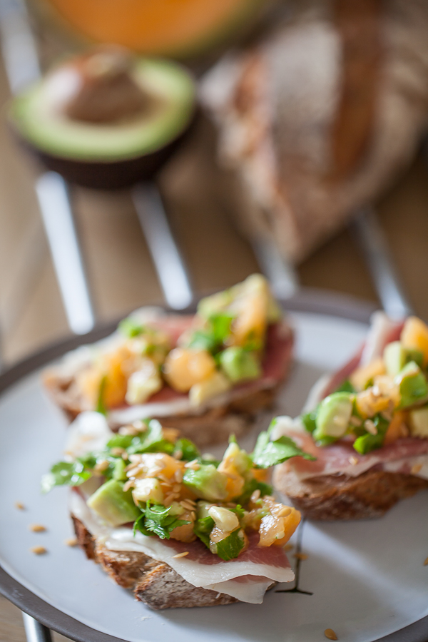 Recette d'anti-pasti italien : crostini au jambon de Parme. 