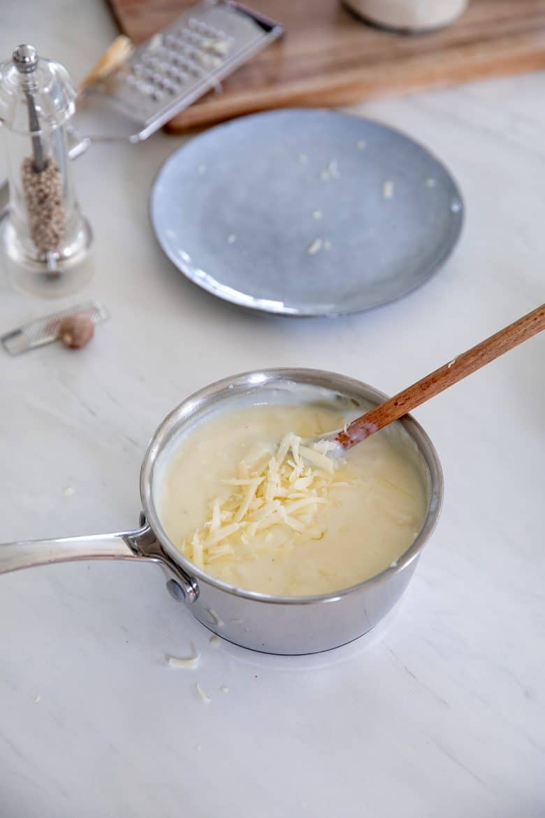 La sauce Mornay est une sauce dérivée de la Sauce Béchamel avec du fromage. 