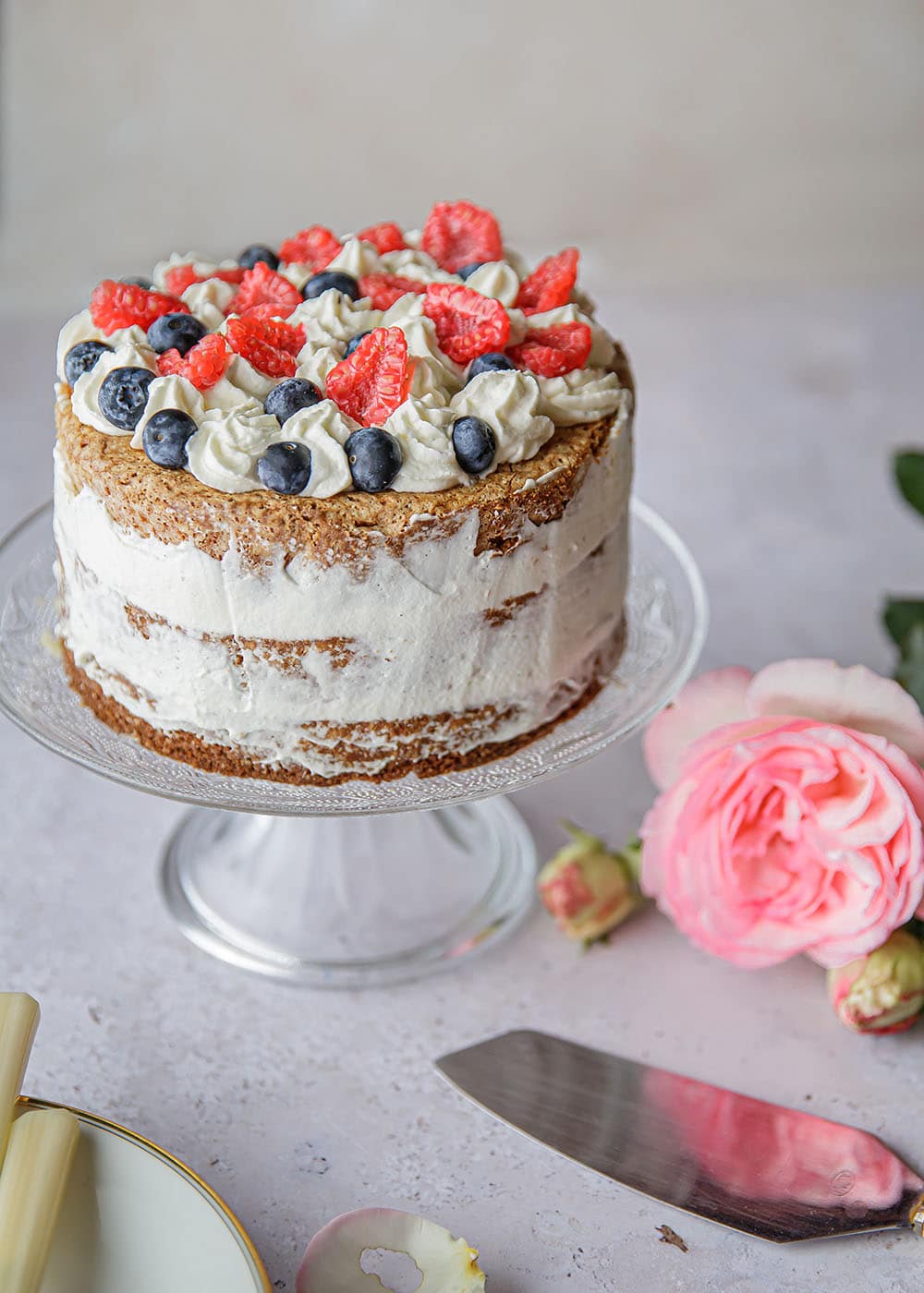 Gâteau d'anniversaire au chocolat simple et gourmand - Recette par Sweetly  Cakes