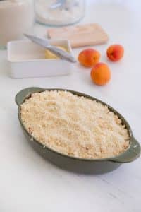 La pâte à crumble, sablée pas trop fin ni trop épais.