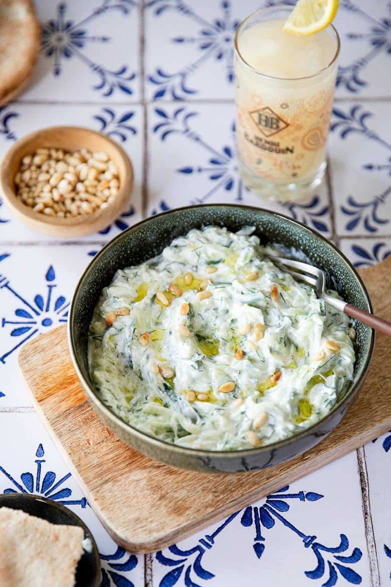 Tzatziki fait maison, tradition grecque. 