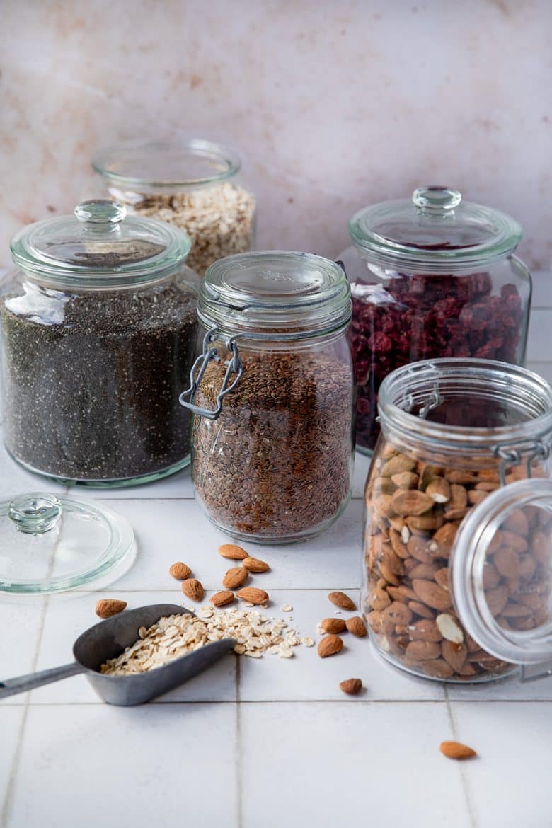 Les ingrédients de base du muesli maison protéiné. 