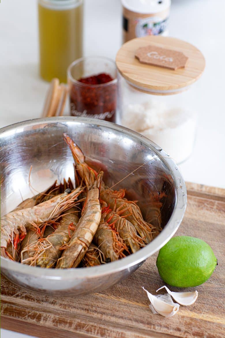 Les ingrédients pour les crevettes panées à la noix, de coco : gambas, coco râpée, citron vert, piment, ail et huile d'olive. 