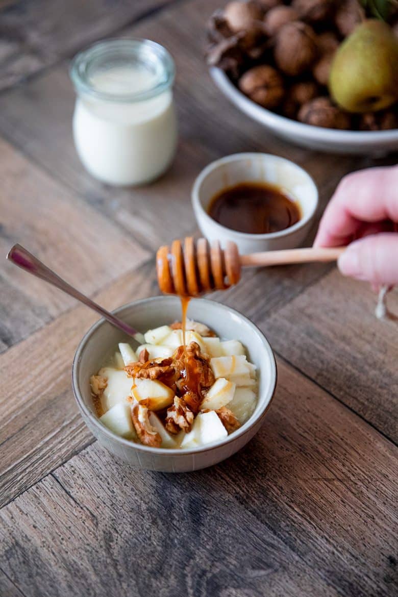 Dessert au yaourt et aux fruits frais. Poire, miel et noix. 