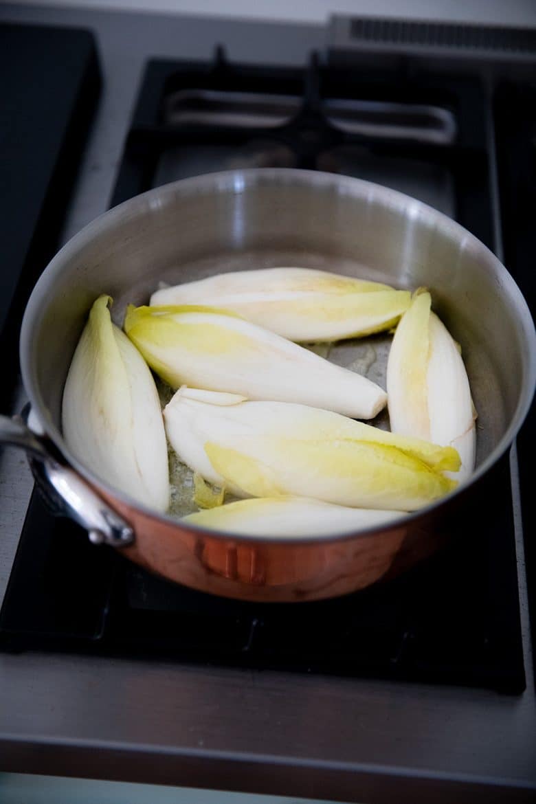 Faire braiser et caraméliser les endives.