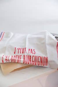 Envelopper les magrets de papier cuisson et d'un torchon et laisser reposer.