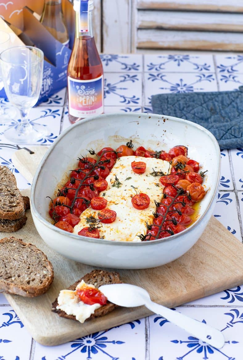 Accord met vin avec la feta rôtie et le rosé Sans Pépin des Vignobles Edonis. 