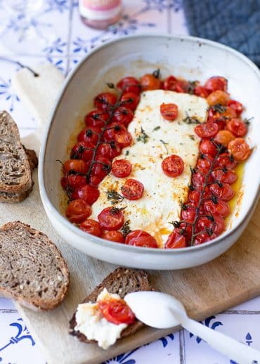 Feta rôtie aux tomates cerises, une recette simple et rapide.