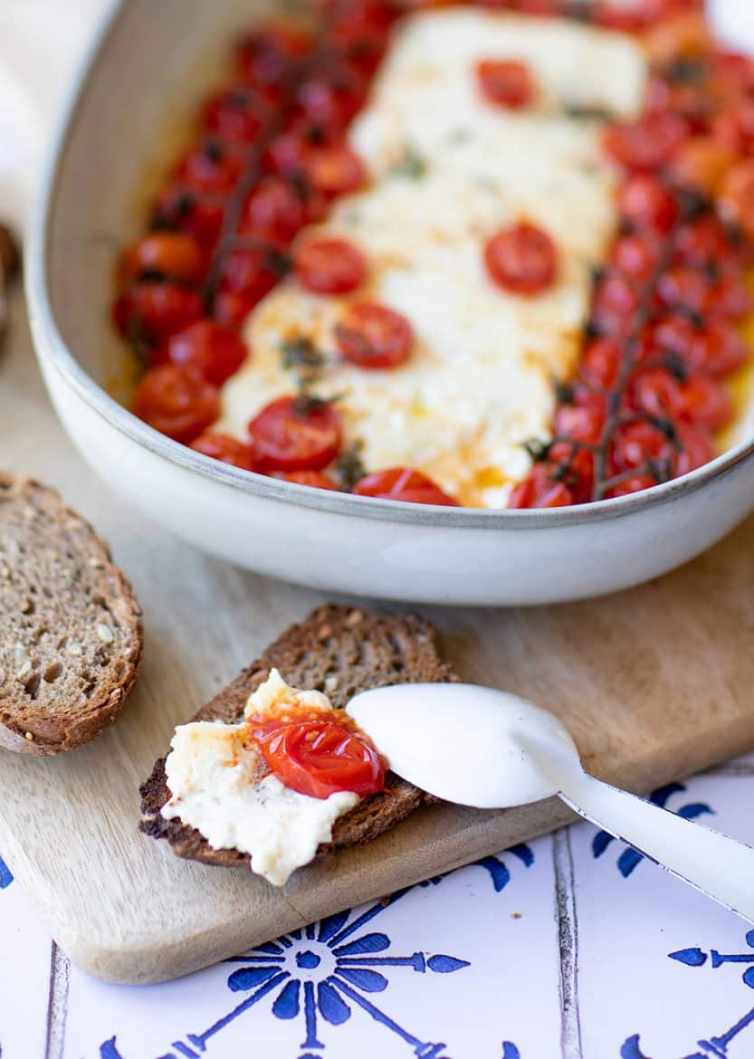 Servir la feta rôtie aux tomates cerises avec du pain grillé. 