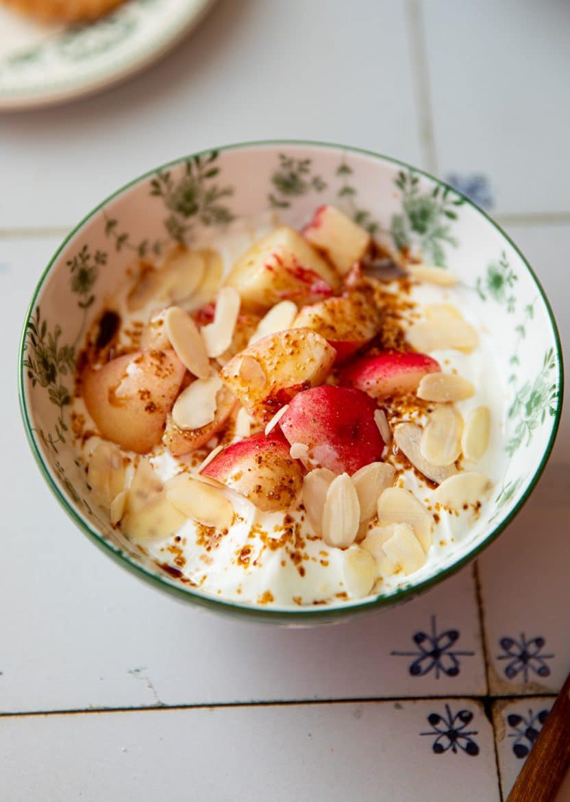 Fromage blanc aux nectarines et amandes effilées. 