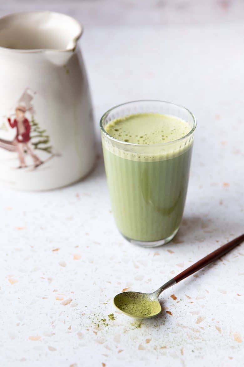 La préparation du matcha latte crée une mousse onctueuse et gourmande.