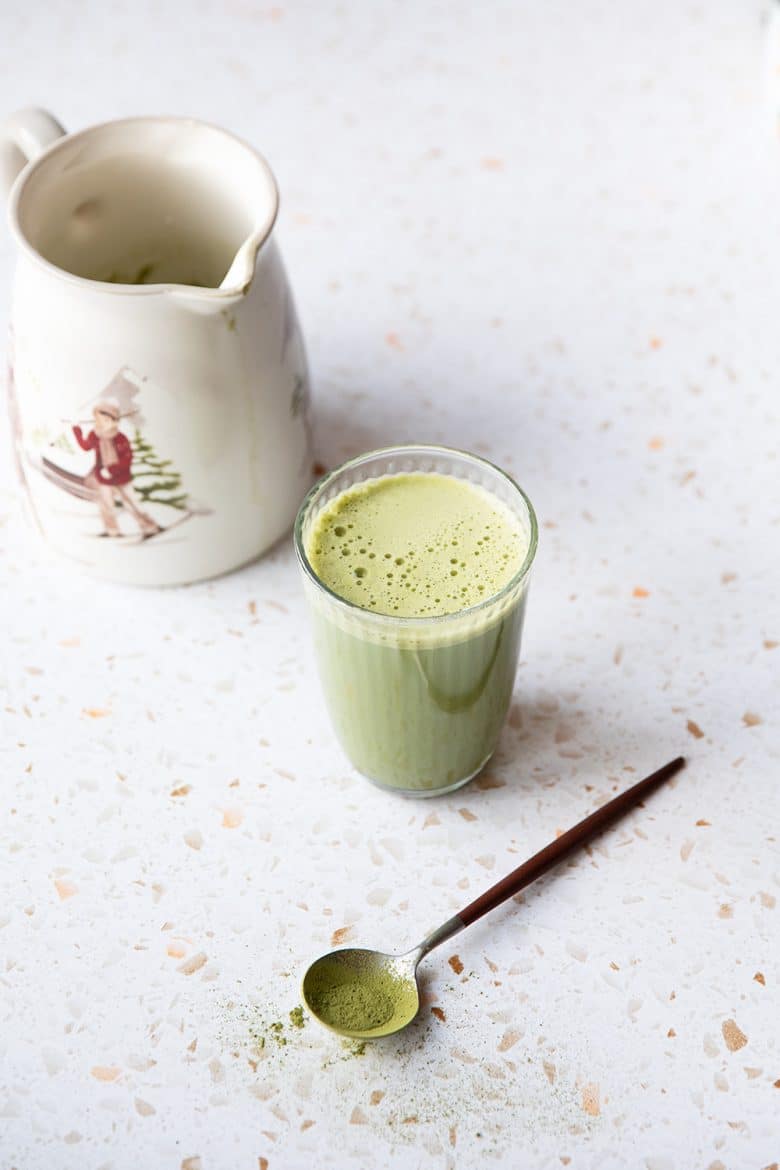 Le matcha latte au thé vert en poudre et lait concentré sucré. 