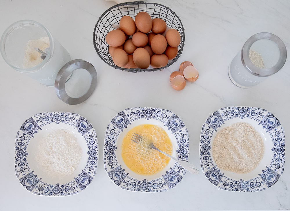 Les 3 assiettes de préparation d'une panure à l'anglaise. 