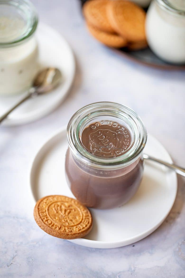 Recette de crèmes dessert à la fécule de maïs dans leur petits pots. 