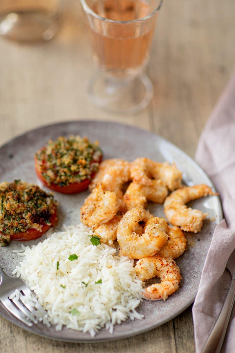 Recette de crevettes panées à la noix de coco servies en plat. 