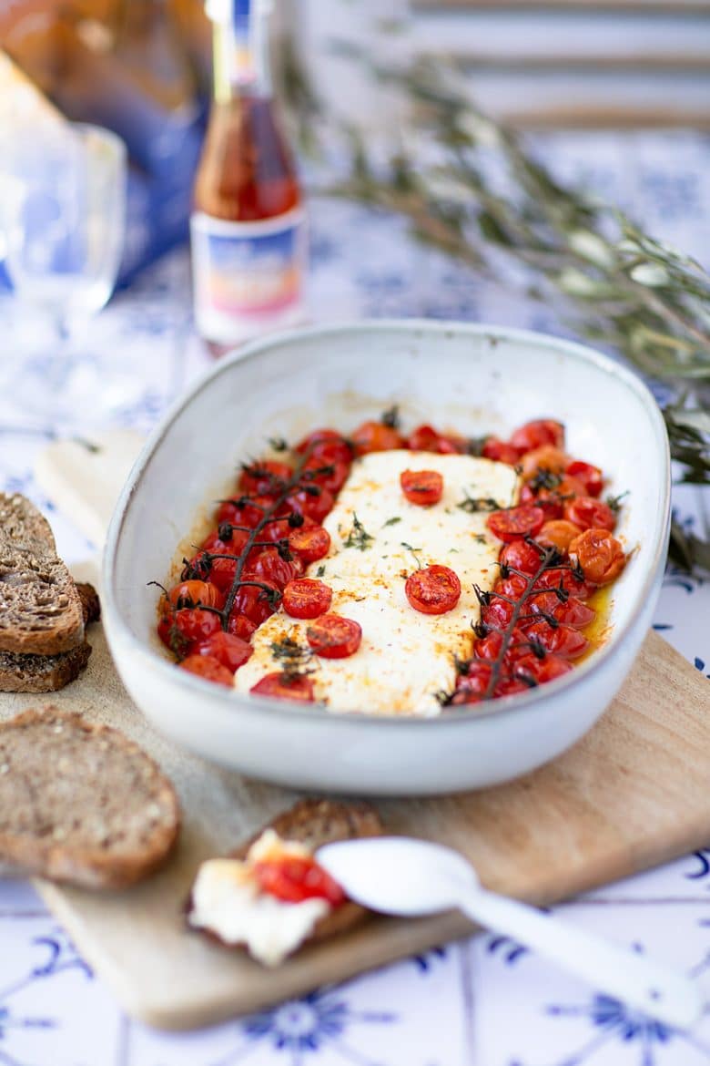 La recette de la feta rôtie au miel, thym et tomate cerise. 