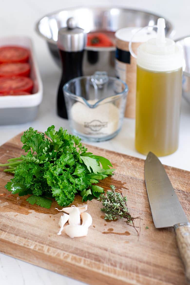 Persil, ail, chapelure et huiles d'olives, l'assaisonnement des tomates provençales.  