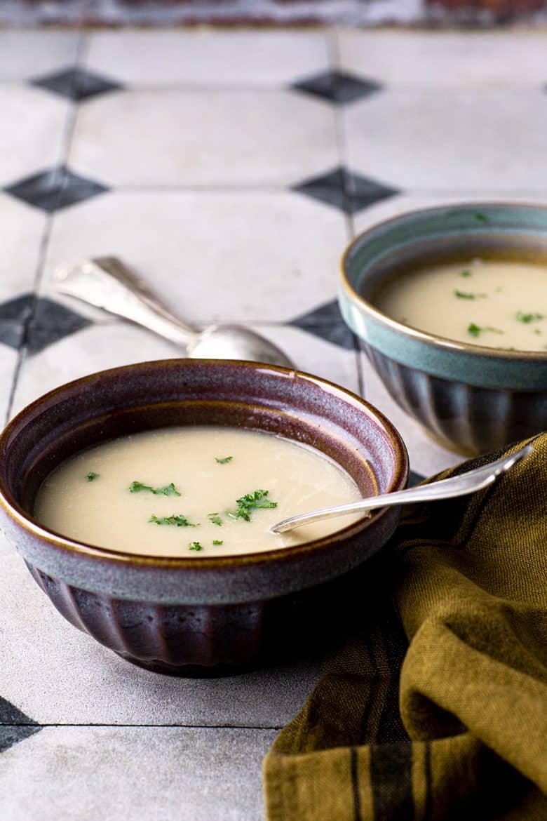 Servir la recette du velouté d'endives ch'timi dans de grands bols parsemé de persil. 