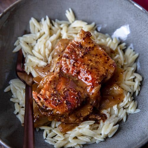 Recette facile de rouelle de porc au miel et à la moutarde.