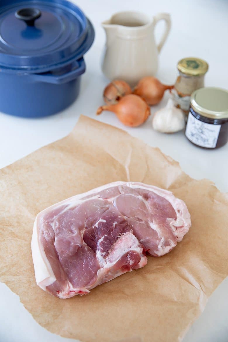 Rouelle de porc et ingrédients pour la recette de rouelle de porc au miel et à la moutarde. 