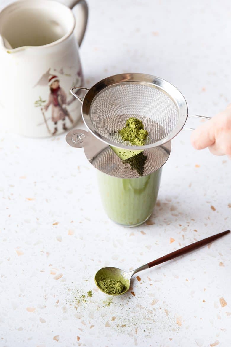 Décorer le Matcha Latte avec un peu de poudre de thé vert. 