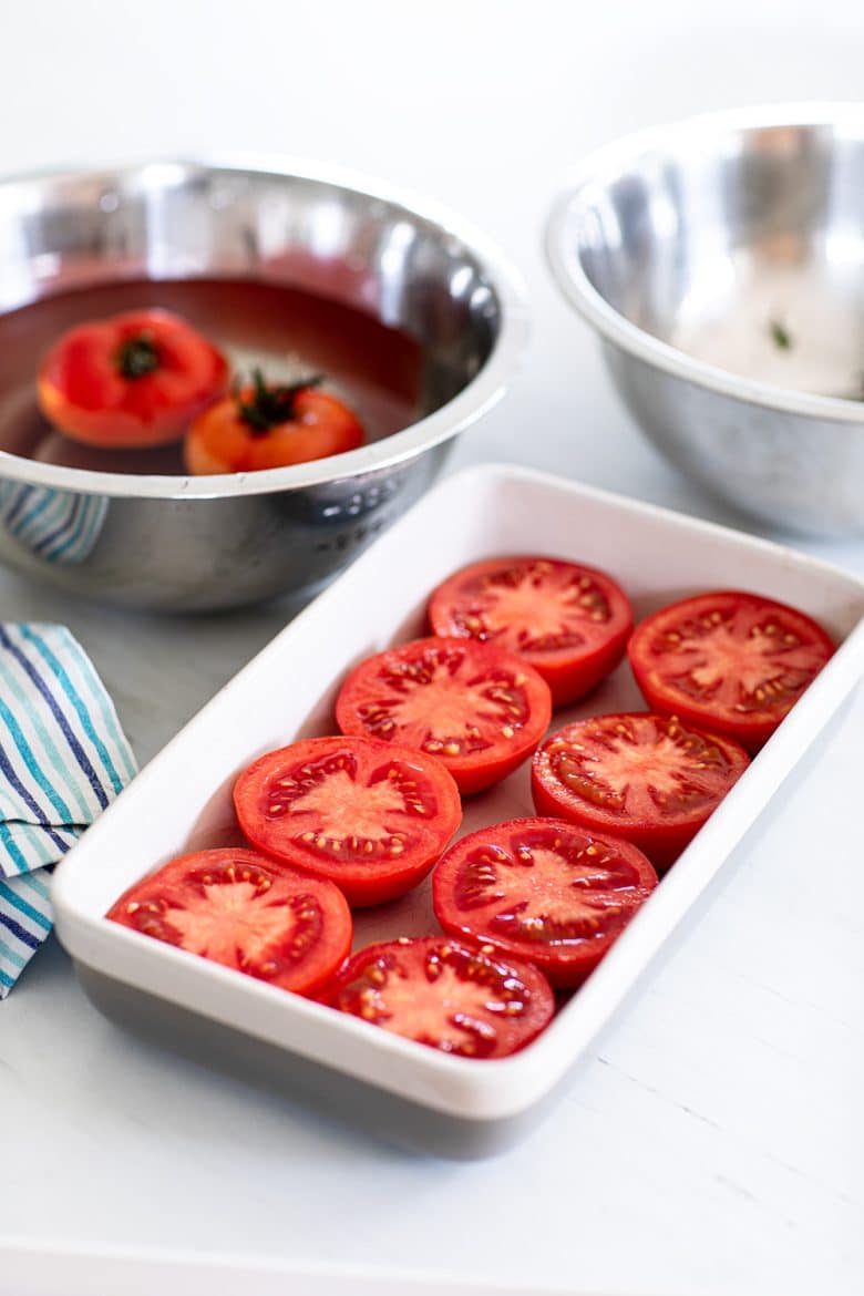 Préparation des tomates provençales pour être cuites au four.