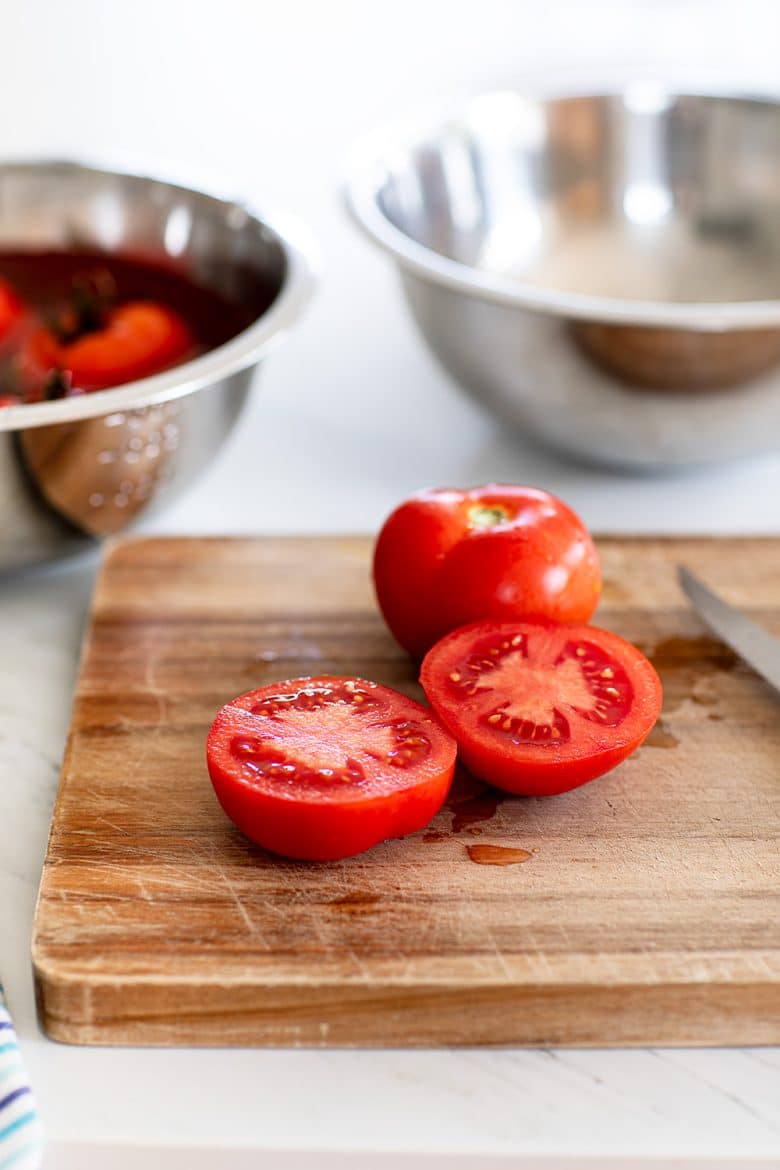 Tomates rondes coupées en deux pour les tomates Prvençales.