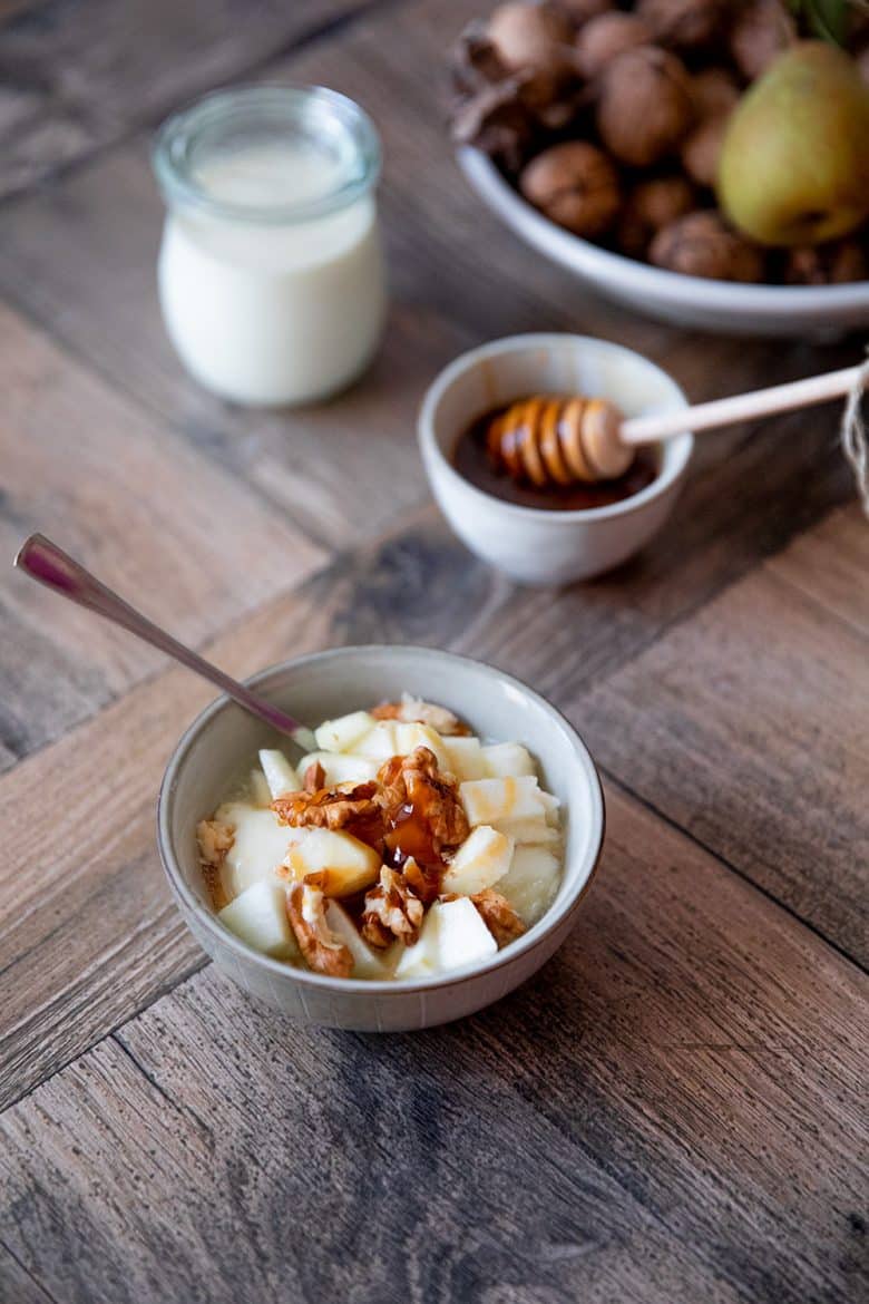 Yaourt aux poires, noix et miel. Recette de dessert rapide. 