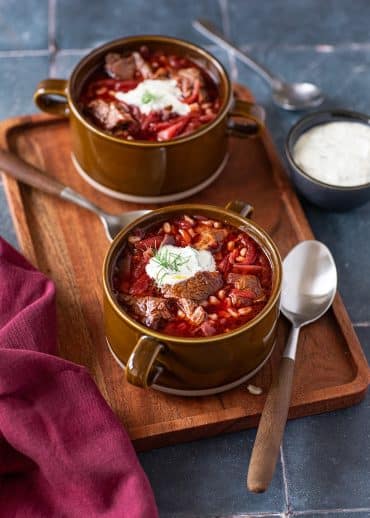 Bortsch, la recette russe aux betteraves rouges et boeuf. Servi avec de la crème aigre.