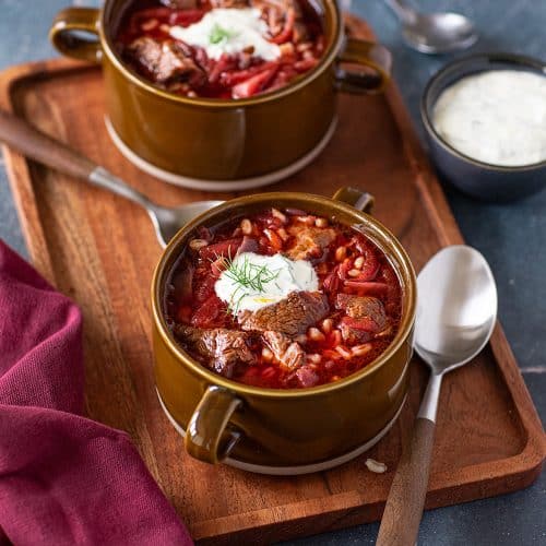 Bortsch, la recette russe aux betteraves rouges et boeuf. Servi avec de la crème aigre.