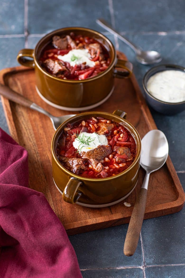 Bortsch, la recette russe aux betteraves rouges et boeuf. Servi avec de la crème aigre.