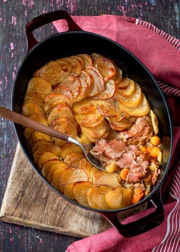 Lancashire hotpot ou ragout d'agneau à l'anglaise. Une recette au four.