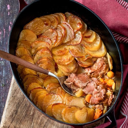 Lancashire hotpot ou ragout d'agneau à l'anglaise. Une recette au four.