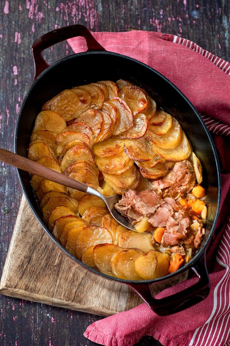 Lancashire hotpot ou ragout d'agneau à l'anglaise. Une recette au four. 