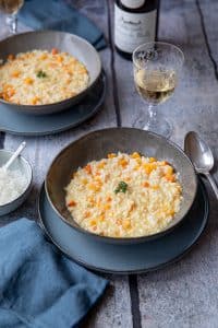 Recette de risotto au potiron : bien aplanir le risotto dans les assiettes.