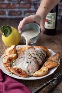 Recette de rôti de porc aux coings, arrosée de sauce de jus de rôti onctueuse et crémeuse.