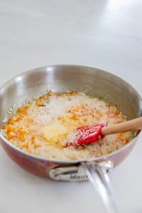 La liaison du risotto au potiron avec beurre et parmesan.