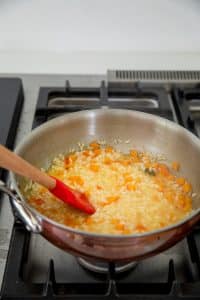 Mélanger le risotto au potiron pour le rendre crémeux.