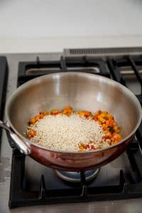 Risotto au potiron : nacrer le riz.