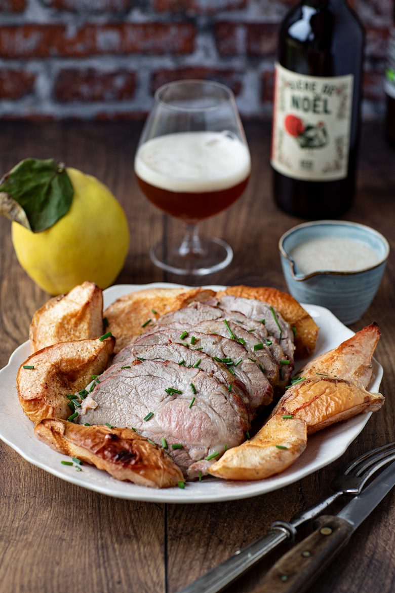 Servir le rôti de porc aux coings et la bière de Noël en accord met vin. 